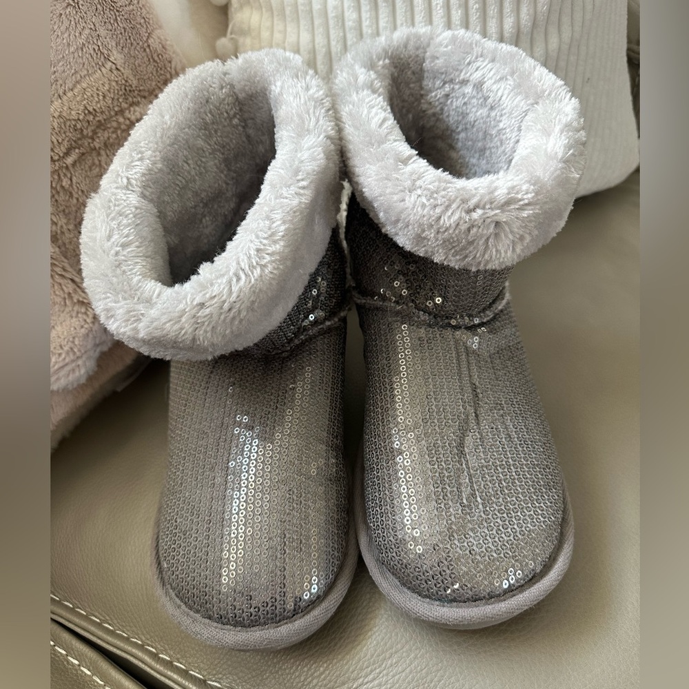 Women’s size 8.5 Fashion Bug Gray sequin and faux fur boots.